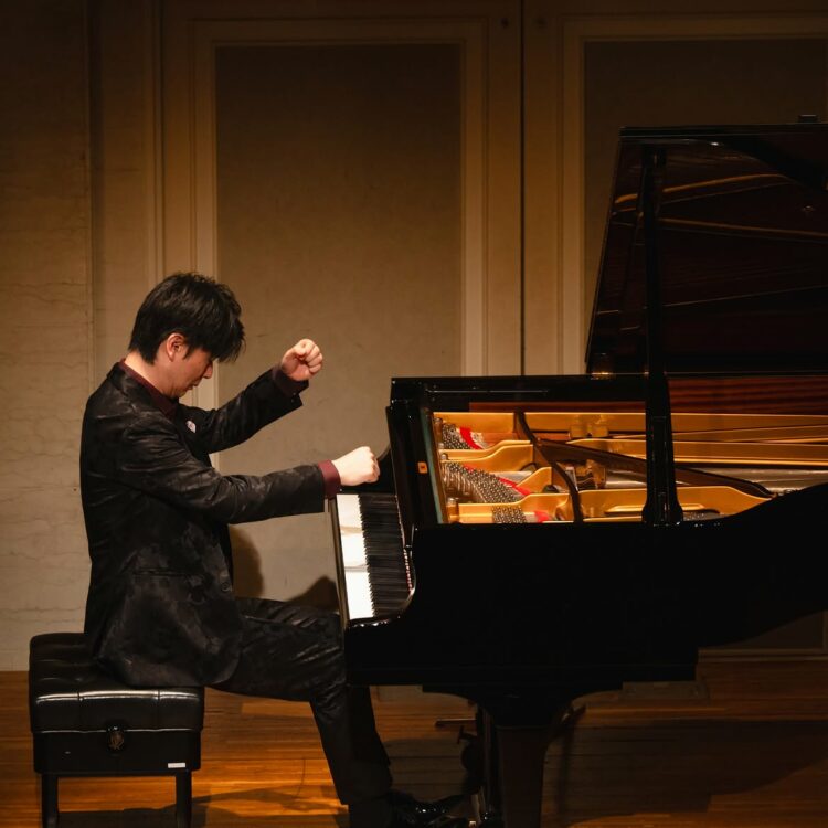 La presentación del pianista japonés forma parte de la programación de la Fundación Pro Arte Córdoba y reunirá obras de Bach, Mozart, Piazzolla, Debussy y Smetana en versiones adaptadas para piano.