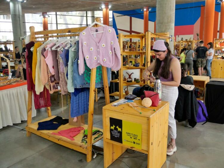 Abren la convocatoria para participar de la 6.ª Feria Provincial de Artesanías "Alcira López" La Agencia Córdoba Cultura abrió la inscripción para la 6.ª Feria Provincial de Artesanías "Alcira López", que se realizará en septiembre y reunirá a 80 emprendimientos de toda la provincia para exhibir y comercializar sus producciones.