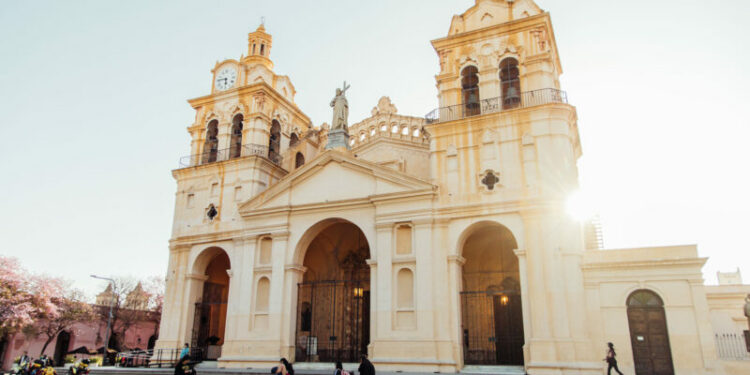 Córdoba invita a descubrir la diversidad religiosa La Municipalidad de Córdoba realizará este martes un recorrido gratuito por templos católicos, judíos, ortodoxos e islámicos para promover el conocimiento de la diversidad religiosa y el patrimonio cultural de la ciudad.