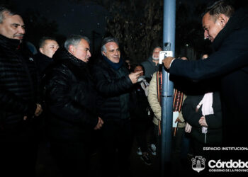 El gobernador Martín Llaryora inauguró la iluminación de la plaza Soldado Aeronáutico en Bº Parque Jorge Newbery
