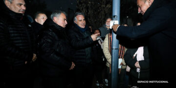 El gobernador Martín Llaryora inauguró la iluminación de la plaza Soldado Aeronáutico en Bº Parque Jorge Newbery