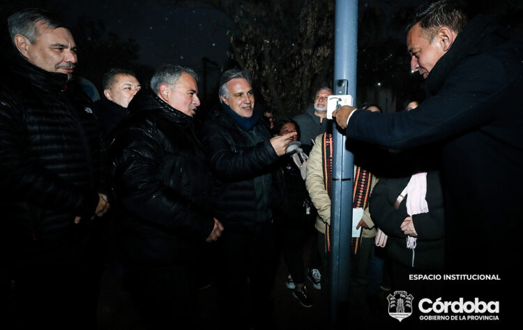 El gobernador Martín Llaryora inauguró la iluminación de la plaza Soldado Aeronáutico en Bº Parque Jorge Newbery