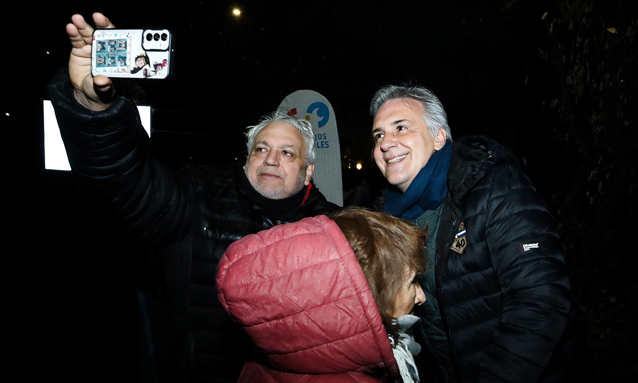 El gobernador Martín Llaryora inauguró la iluminación de la plaza Soldado Aeronáutico en Bº Parque Jorge Newbery