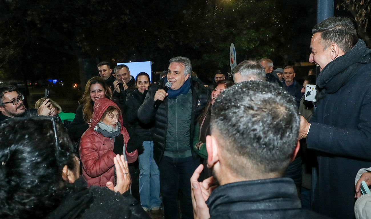 El gobernador Martín Llaryora inauguró la iluminación de la plaza Soldado Aeronáutico en Bº Parque Jorge Newbery