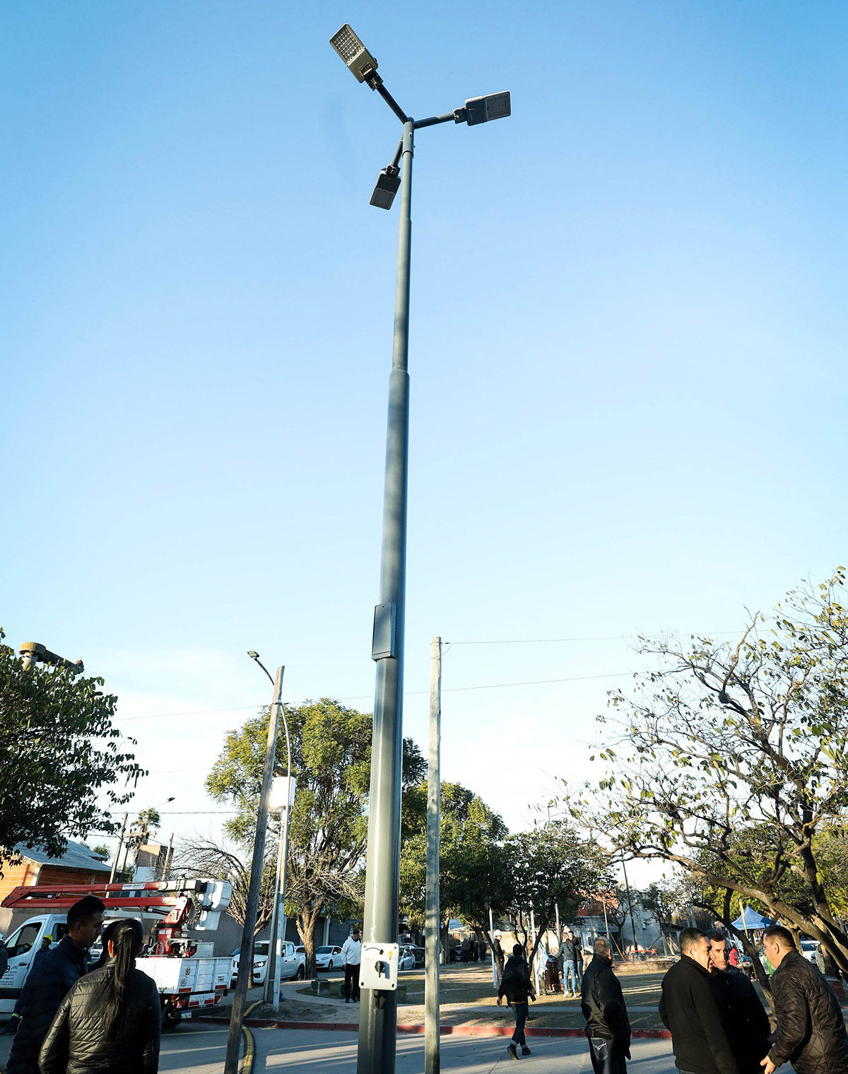 La plaza de Bº Industrial Oeste ya cuenta con nuevo sistema de iluminación LED y será puesta en valor La plaza de Bº Industrial Oeste ya cuenta con nuevo sistema de iluminación LED y será puesta en valor