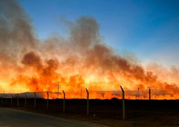 Controlaron un incendio de pastizales junto a barrio La Docta