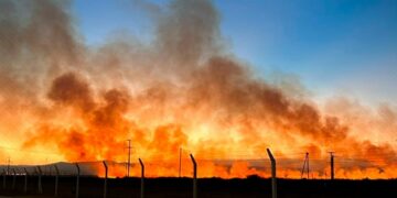Controlaron un incendio de pastizales junto a barrio La Docta