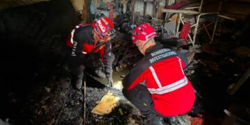 Incendio en Córdoba: un policía salvó a un hombre de 81 años de una vivienda Incendio en Córdoba: un policía salvó a un hombre de 81 años de una vivienda