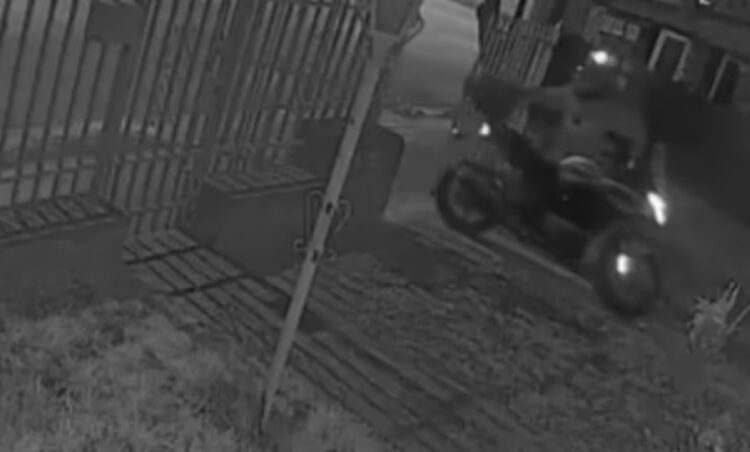 El ataque ocurrió en barrio Los Granados y quedó grabado por una cámara de seguridad.