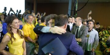 Milei respaldó a Flávio Bolsonaro y advirtió sobre el “riesgo Lula” Javier Milei y Flávio Bolsonaro.