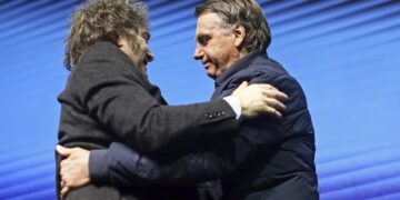La Justicia de Brasil le prohibió a Jair Bolsonaro recibir la visita de Milei Javier Milei y Jair Bolsonaro.