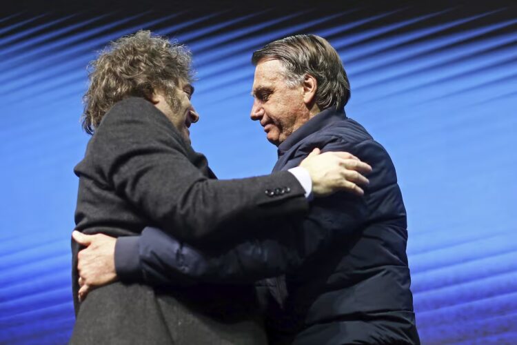 La Justicia de Brasil le prohibió a Jair Bolsonaro recibir la visita de Milei Javier Milei y Jair Bolsonaro.