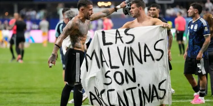 La AFA deberá pagar US$321.000 por distintas infracciones, incluida la exhibición de la bandera “Las Malvinas son argentinas”.
