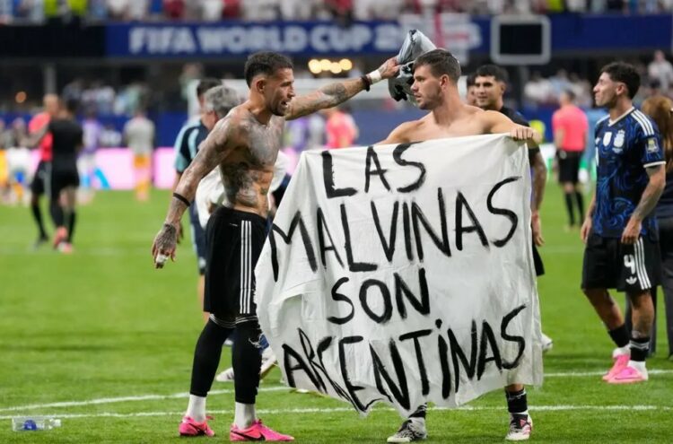 La FIFA abrió un expediente por la bandera “Las Malvinas son Argentinas” La FIFA abrió un expediente por la bandera “Las Malvinas son Argentinas”