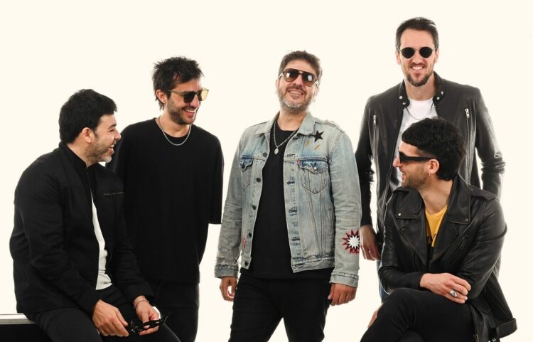El grupo está formado actualmente por Esteban Handula (Voz), Manuel Acosta (Guitarra), Pablo Landa (Guitarra), Federico Balcaza (Bajo) y Facundo Lizondo (Batería).