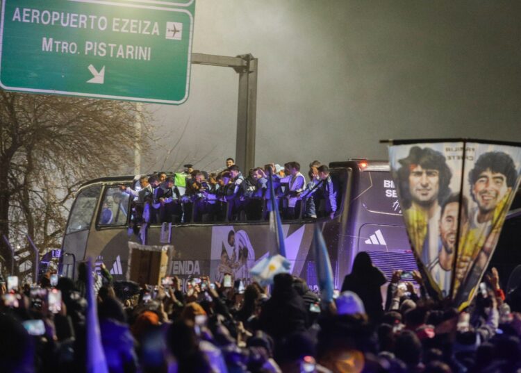 La Selección Argentina llegó a Ezeiza tras el Mundial: así fue el histórico recibimiento A pesar de la lluvia y el frío, miles de personas se acercaron hasta Ezeiza para reconocer el esfuerzo y el Mundial de la Scaloneta.