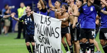 La bandera que el seleccionado argentino exhibió luego de haber vencido a Inglaterra en semifinales.