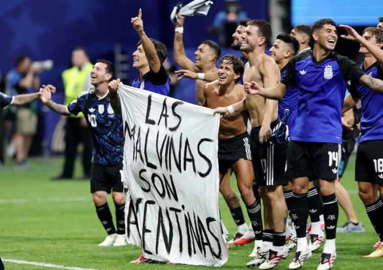 La bandera que el seleccionado argentino exhibió luego de haber vencido a Inglaterra en semifinales.