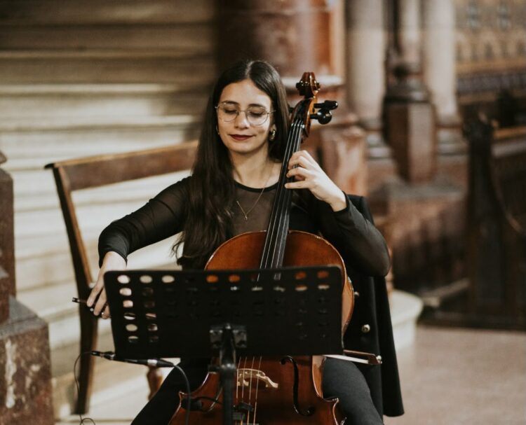La joven, que comenzó a tocar el violonchelo a los 21 años, es hoy una profesional que integra la Orquesta Filarmónica de Córdoba y la Sinfónica de la UNC.