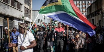 Migrantes africanos son víctimas de ataques, desplazamientos y discursos de odio en un país donde persisten las heridas sociales del apartheid.