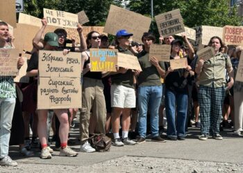 La reorganización del gobierno en Ucrania desató protestas populares