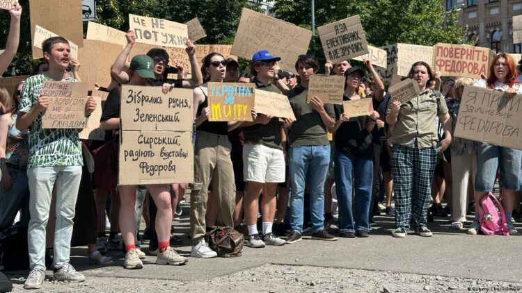 Los ucranianos protestaron en distintas ciudades del país.