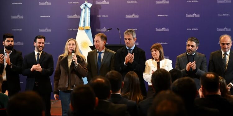 La secretaria general de la Presidencia, Karina Milei, rodeada de su equipo.