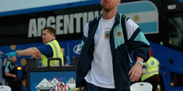 La selección argentina, ya instalada en Nueva Jersey con la mira en España Cargando la ilusión de 45 millones, el genio argentino intentará completar su obra ante España.