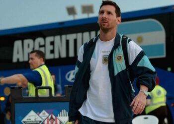 Cargando la ilusión de 45 millones, el genio argentino intentará completar su obra ante España.