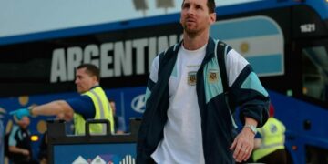 Cargando la ilusión de 45 millones, el genio argentino intentará completar su obra ante España.