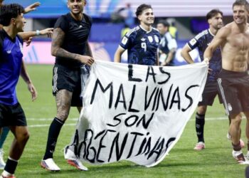 ¿Campaña o conspiración anti-Argentina? Los jugadores de la Selección Argentina exhibieron una bandera con la consigna "Las Malvinas son Argentinas" tras el partido frente a Inglaterra.