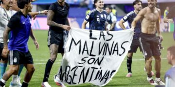 Los jugadores de la Selección Argentina exhibieron una bandera con la consigna "Las Malvinas son Argentinas" tras el partido frente a Inglaterra.