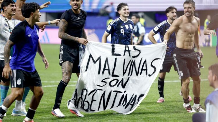 ¿Campaña o conspiración anti-Argentina? Los jugadores de la Selección Argentina exhibieron una bandera con la consigna "Las Malvinas son Argentinas" tras el partido frente a Inglaterra.