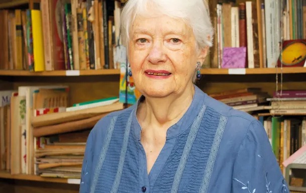 Abren la convocatoria para celebrar los 90 años de Laura Devetach Laura Devetach, licenciada en Letras Modernas y pionera en la docencia. La autora, que recibirá un homenaje provincial por sus 90 años, innovó en la televisión de los años 70 con el programa "Pipirrulines", adelantándose a formatos narrativos internacionales.