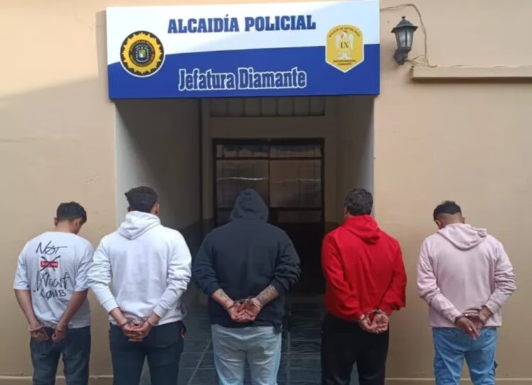 Detuvieron a un ex jugador de Colón acusado de asesinar a puñaladas a un hombre Los cinco detenidos acusados del homicidio.