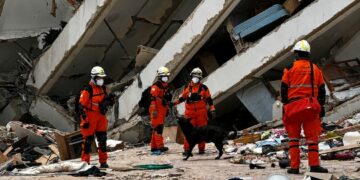 Los rescatistas cordobeses ya operan en La Guaira.