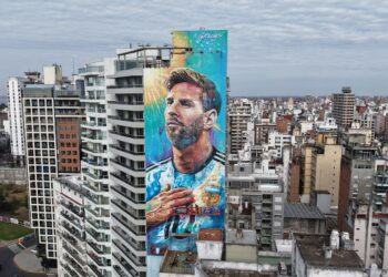 La intervención estuvo a cargo del artista Lichi Urteaga, creador de la obra original inaugurada a fines de 2021