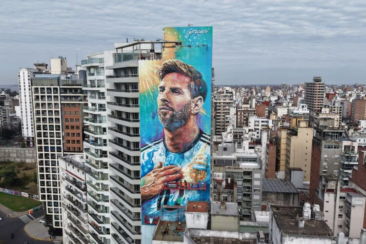 La intervención estuvo a cargo del artista Lichi Urteaga, creador de la obra original inaugurada a fines de 2021