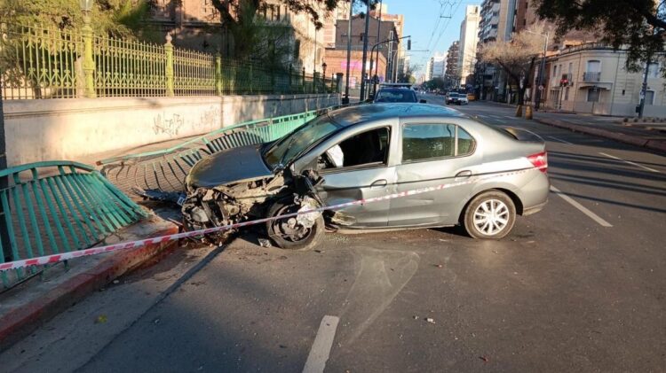 Manejaba borracho un auto alquilado y terminó incrustado contra el colegio Carbó Carbó