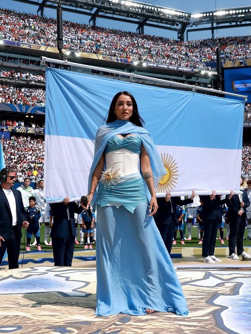 Ante el mundo, María Becerra entonó el Himno Nacional Ante el mundo, María Becerra entonó el Himno Nacional