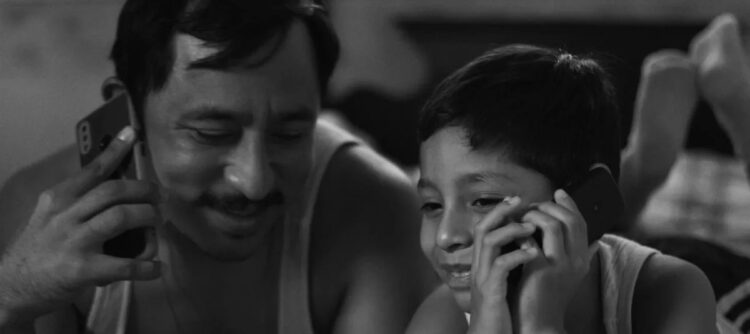 “Moscas”, el regreso de Fernando Eimbcke, llega al Cineclub Municipal "Moscas", de Fernando Eimbcke, construye en blanco y negro un relato sobre la soledad, el duelo y los vínculos que nacen de lo inesperado.
