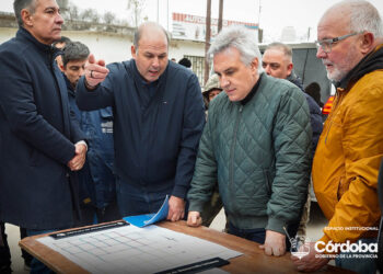 El gobernador Llaryora supervisó el avance de obras de pavimentación y red cloacal en barrio Villa Unión.