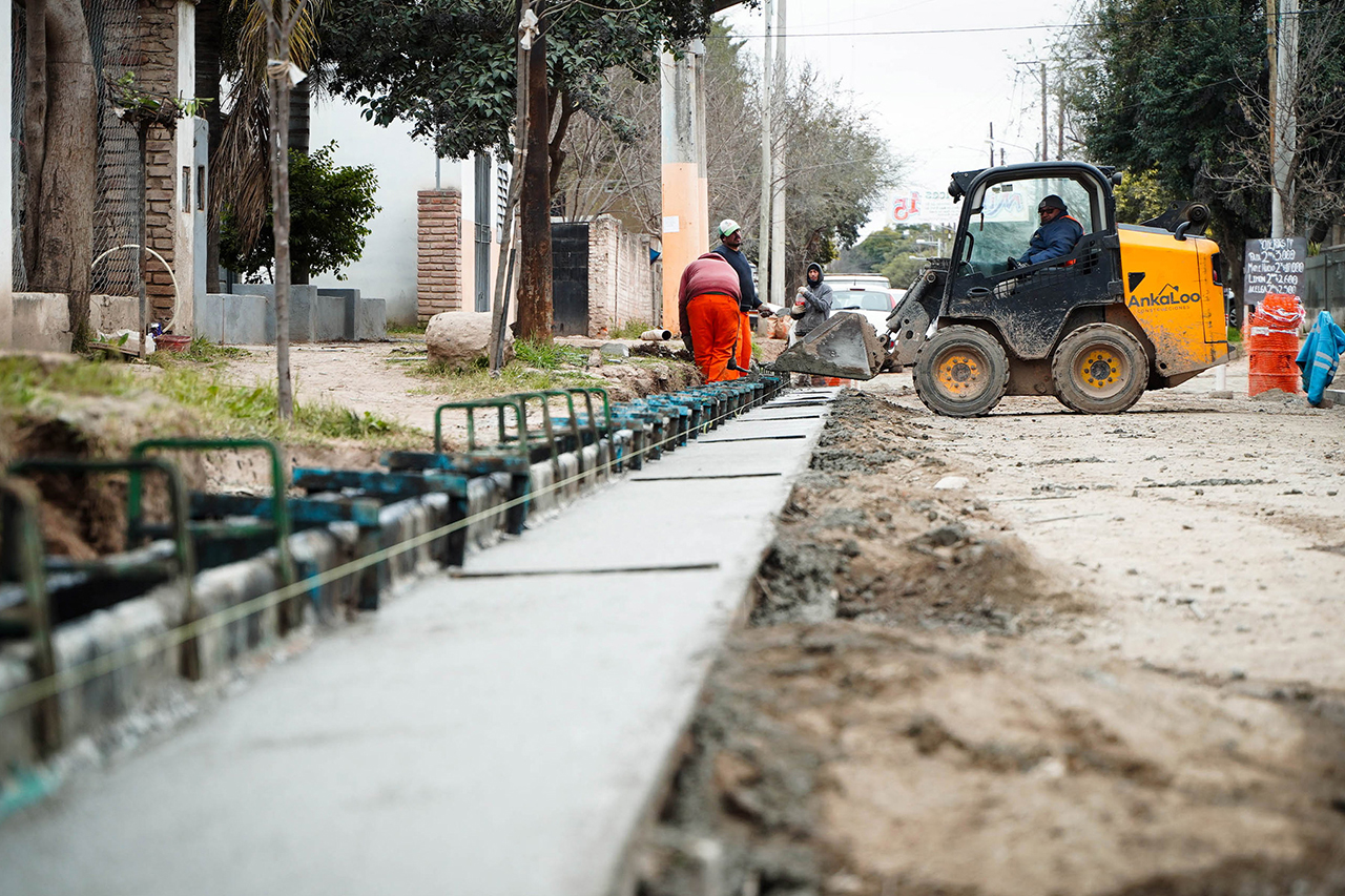 El gobernador Llaryora supervisó el avance de obras de pavimentación y red cloacal en barrio Villa Unión