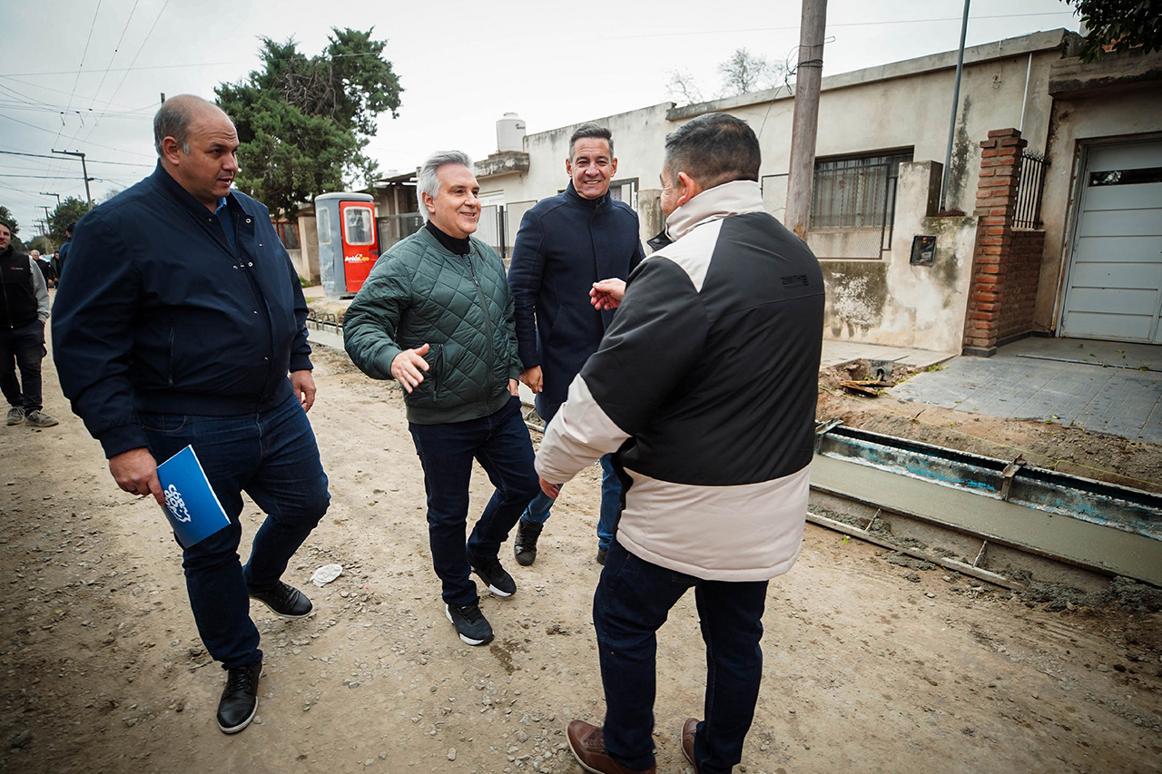 El gobernador Llaryora supervisó el avance de obras de pavimentación y red cloacal en barrio Villa Unión