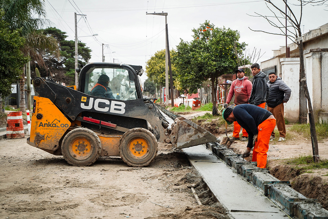 El gobernador Llaryora supervisó el avance de obras de pavimentación y red cloacal en barrio Villa Unión