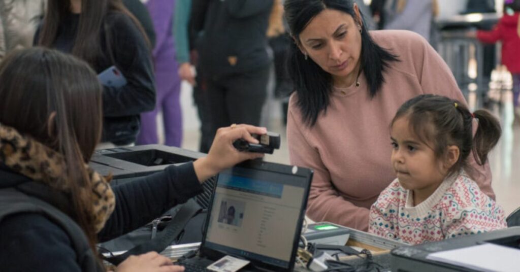 Operativo DNI llega a dos barrios de Córdoba con trámites gratuitos Operativo DNI llega a dos barrios de Córdoba con trámites gratuitos
