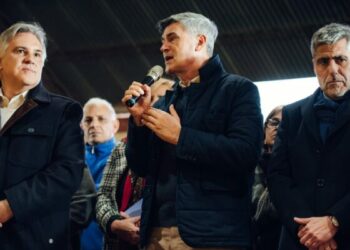 Passerini y Llaryora anunciaron la ampliación del programa junto a vecinos.