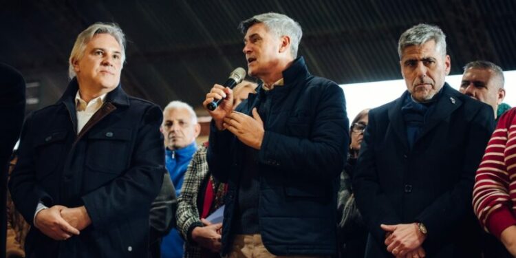 Passerini y Llaryora anunciaron la ampliación del programa junto a vecinos.