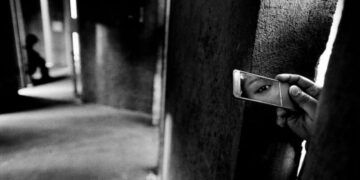 "Las horas negras", de la fotógrafa mexicana Patricia Aridjis, documenta la vida cotidiana en una cárcel de mujeres y explora el impacto del encierro, la maternidad, el abandono y la reinserción social.