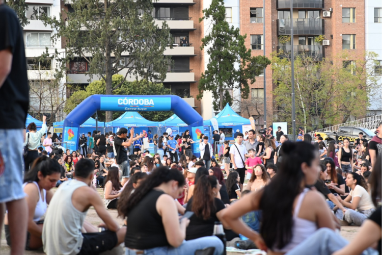 Córdoba Cerca Tuyo llegará este fin de semana a tres barrios de la ciudad Podrán realizar trámites, acceder a servicios, recibir asesoramiento y disfrutar de propuestas recreativas para toda la familia.